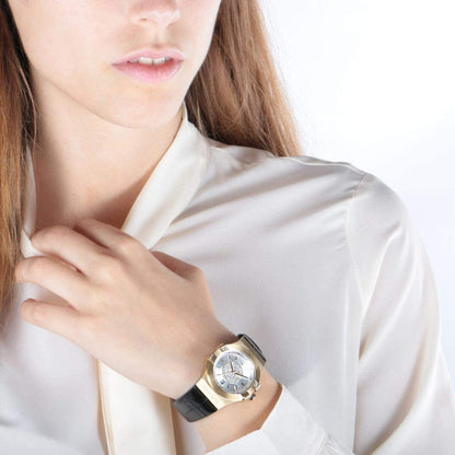 Woman wearing Maserati Potenza watch with silver dial and gold-plated case on wrist